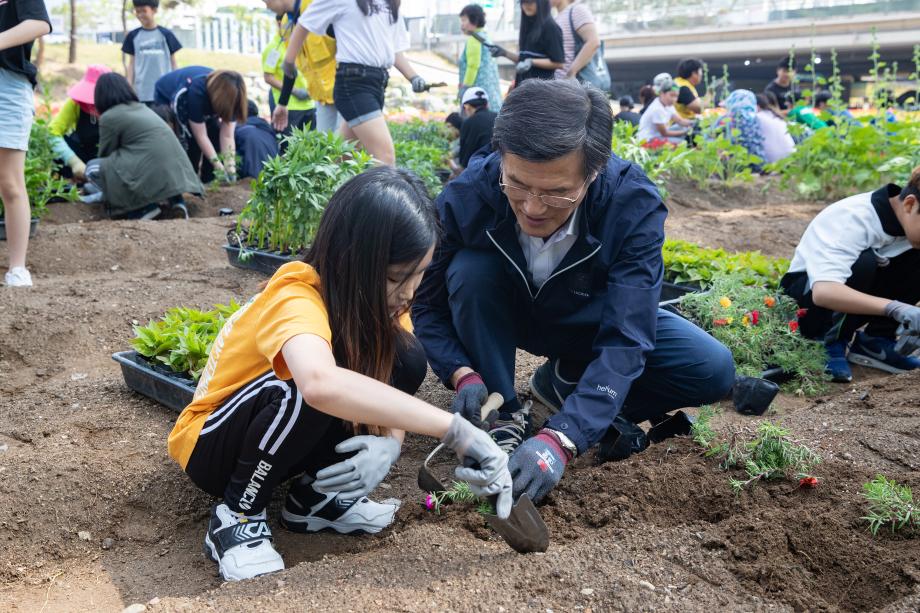 고사리 손으로 직접 심은 우리꽃…증평군, 증평초 학생들과 미루나무숲에 동심꽃밭 조성