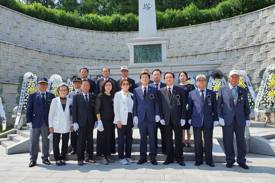 홍성열 증평군수, 제65회 현충일 맞아 충혼탑 참배