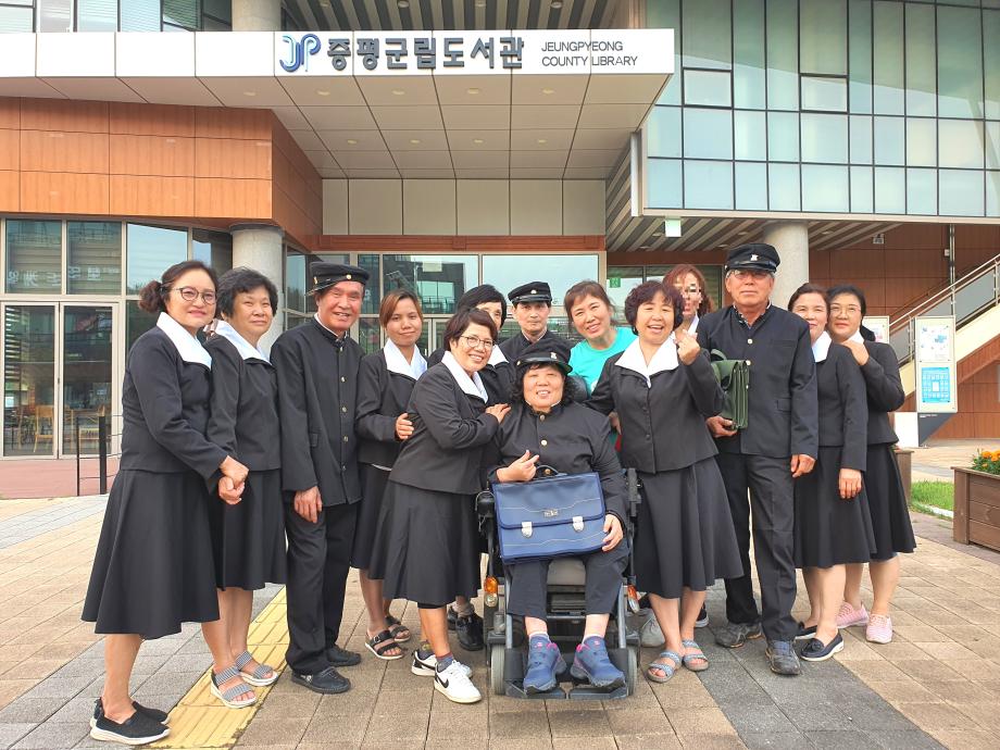 교복 입은 늦깍이 학생들, 검정고시 합격증 품에 안고 기념사진 ‘찰칵’