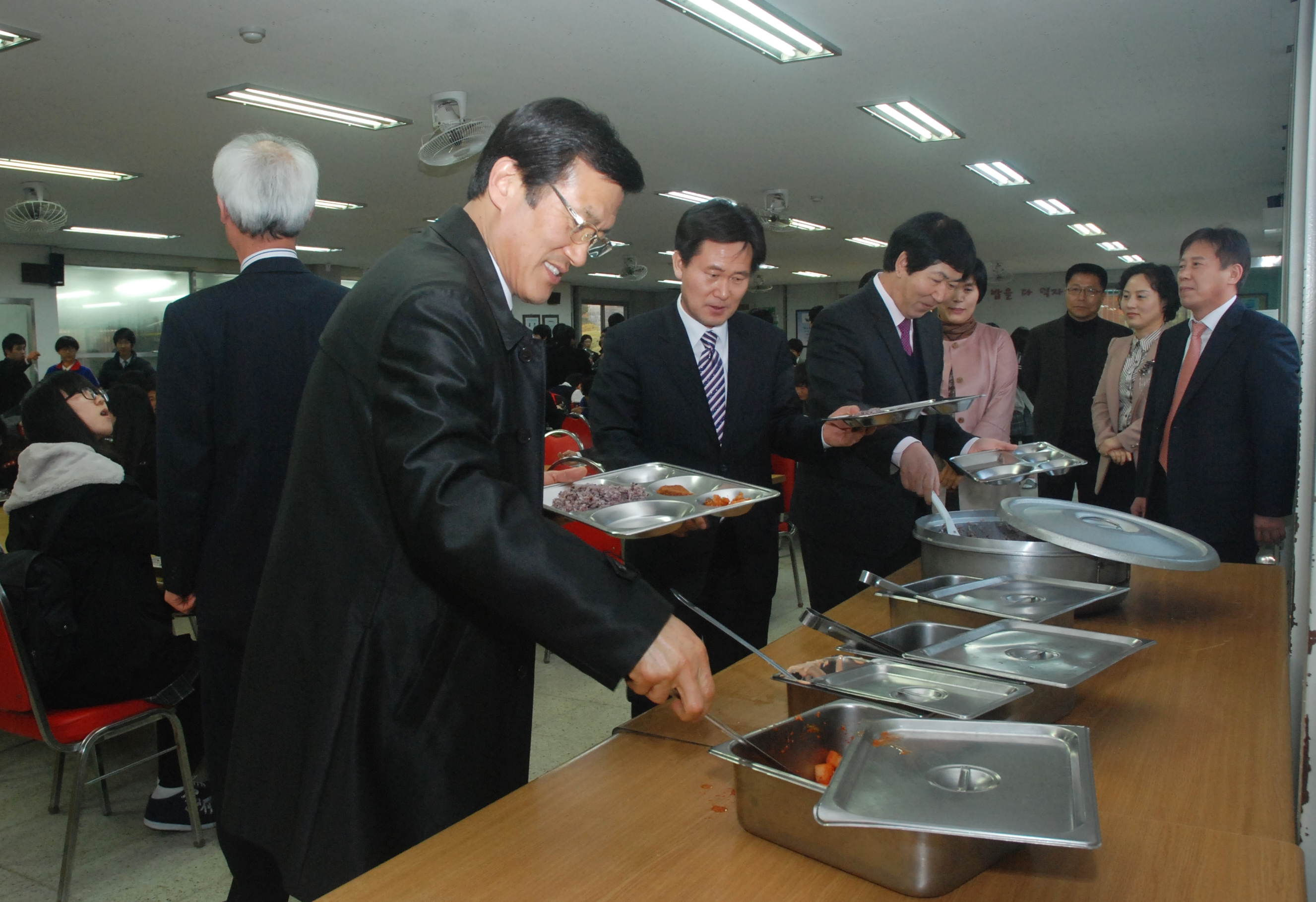 홍성열 증평군수 학생들과 친환경 무상급식 체험