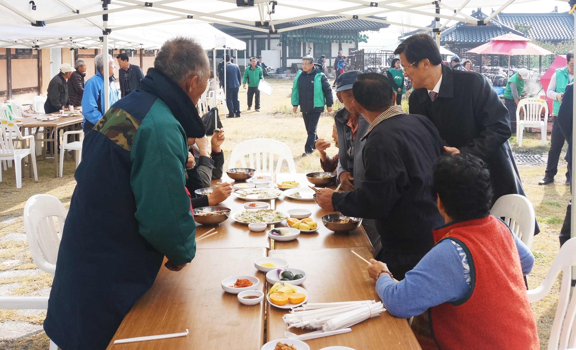 증평읍남녀새마을지도자협의회증평읍 송산리에서 사랑의 짜장면 나눔 행사 개최