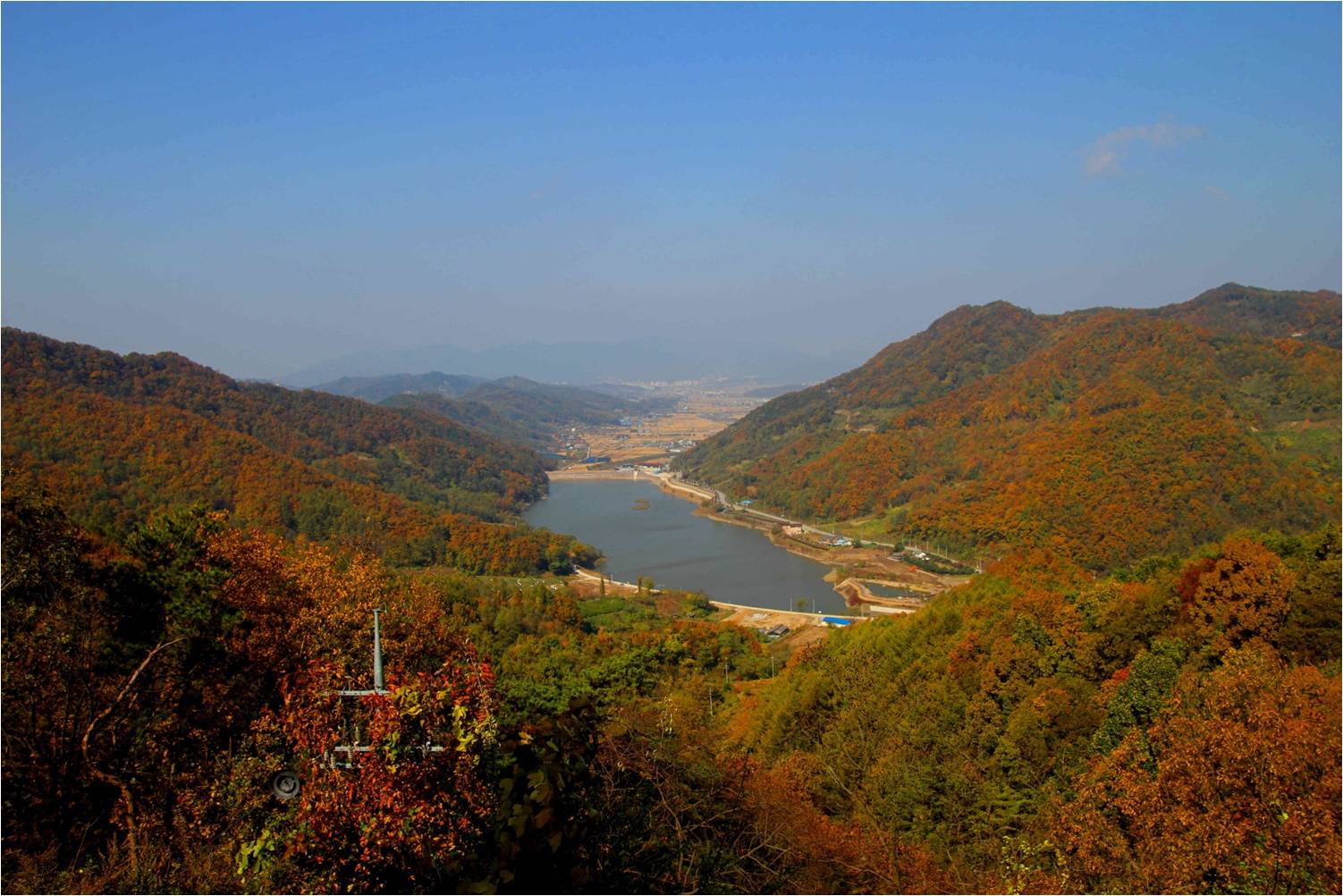 매력적인 오색단풍으로 좌구산 휴양랜드 이용객 북적