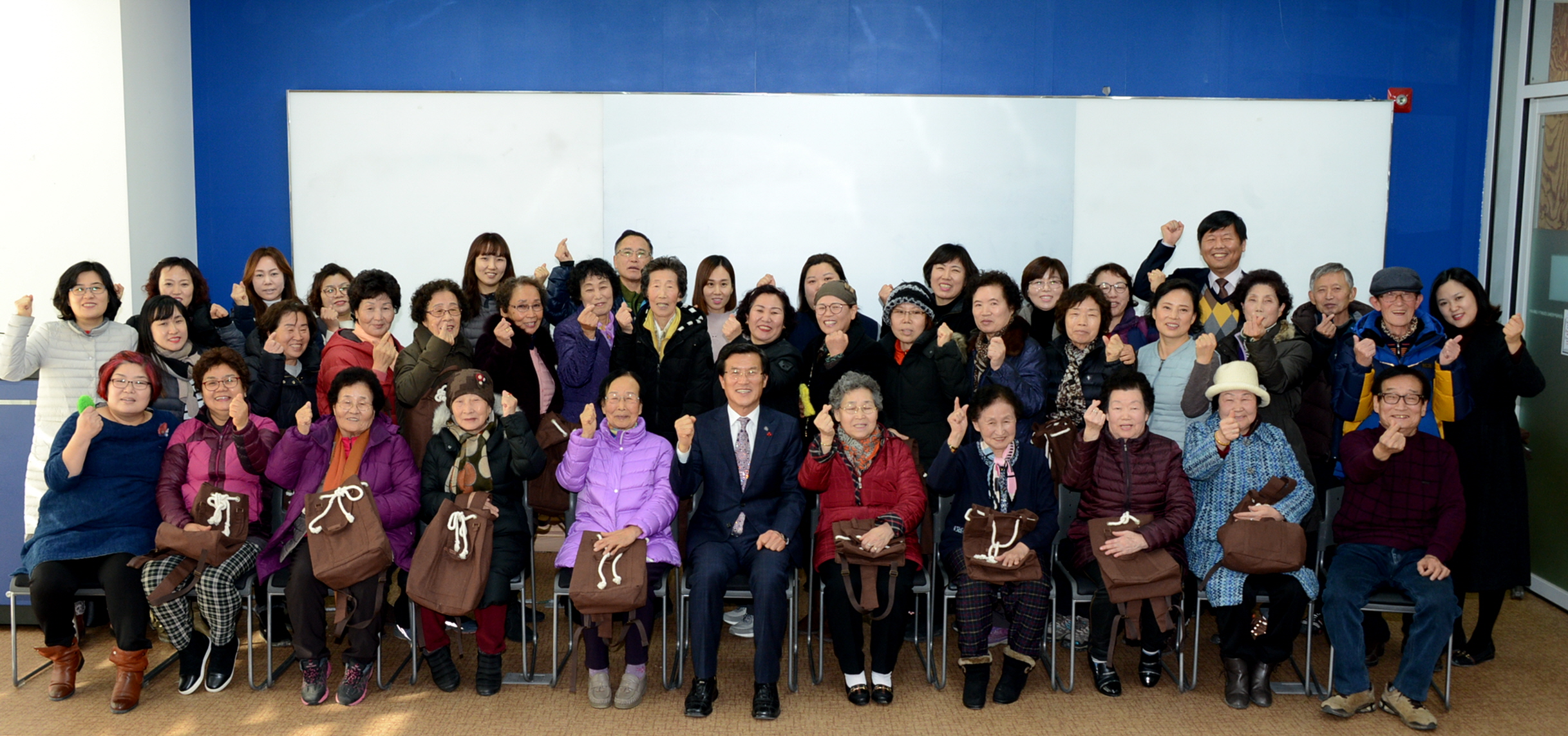 문해교육 어른신들을 위한 사랑의 책가방 전달